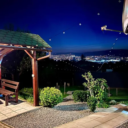 Villa Utulny Dom S Virivkou S Vyhladom Na Mesto A Velkym Parkoviskom *
