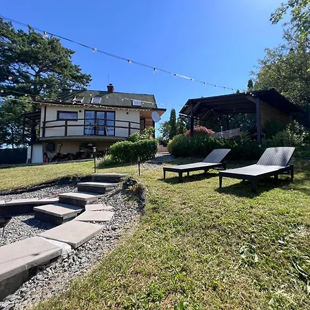 Utulny Dom S Virivkou S Vyhladom Na Mesto A Velkym Parkoviskom Villa