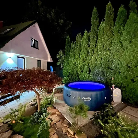Útulný malý domček s vírivkou *
